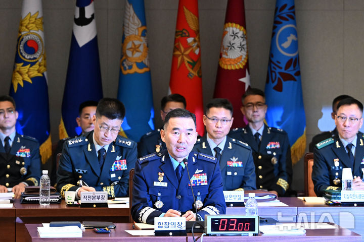[서울=뉴시스] 국회사진기자단 = 진영승 합동참모의장이 8일 오전 서울 용산구 국방부에서 열린 국회 국방위원회의 합동참모본부에 대한 국정감사에서 진성준 위원장 질의에 답하고 있다. 2026.10.08. photo@newsis.com