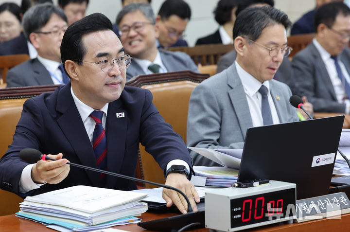 [서울=뉴시스] 최진석 기자 = 박홍근 기획예산처 장관이 8일 여의도 국회에서 열린 재정경제기획위원회의 기획예산처에 대한 국정감사에 출석해 자리하고 있다. 2026.10.08. myjs@newsis.com