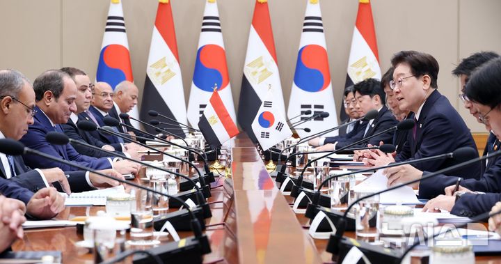 [서울=뉴시스] 김진아 기자 = 이재명 대통령이 8일 청와대에서 열린 압델 파타 알시시 이집트 대통령과의 확대 회담에서 발언하고 있다. 2026.10.08. bluesoda@newsis.com