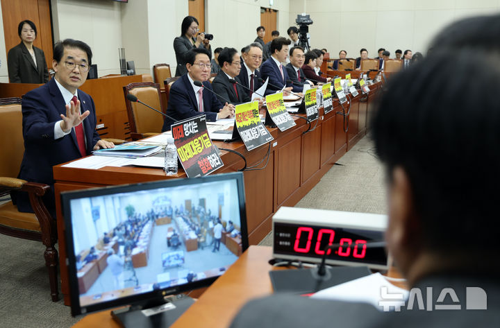 [서울=뉴시스] 최진석 기자 = 국회 재경위 야당 간사인 배준영 국민의힘 의원이 8일 여의도 국회에서 열린 재정경제기획위원회의 기획예산처에 대한 국정감사에 앞서 미래대응기금 철회 문구 피켓 관련해 조승래 국회 재경위원장과 대화를 나누고 있다. 2026.10.08. myjs@newsis.com
