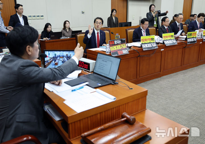 [서울=뉴시스] 최진석 기자 = 국회 재경위 야당 간사인 배준영 국민의힘 의원이 8일 여의도 국회에서 열린 재정경제기획위원회의 기획예산처에 대한 국정감사에 앞서 미래대응기금 철회 문구 피켓 관련해 조승래 국회 재경위원장과 대화를 나누고 있다. 2026.10.08. myjs@newsis.com