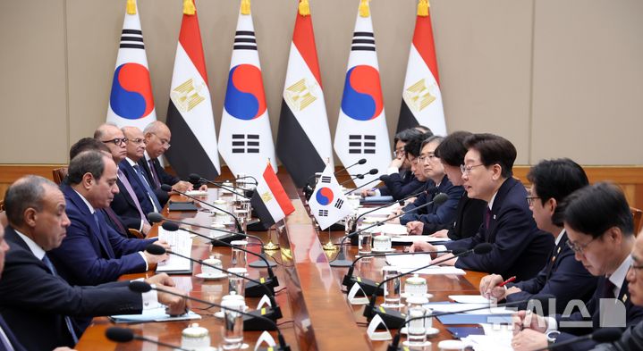 [서울=뉴시스] 김진아 기자 = 이재명 대통령이 8일 청와대에서 열린 압델 파타 알시시 이집트 대통령과의 확대 회담에서 발언하고 있다. 2026.10.08. bluesoda@newsis.com