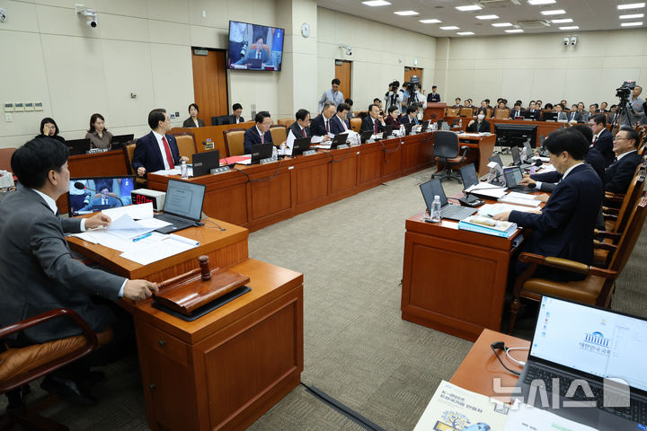 [서울=뉴시스] 최진석 기자 = 조승래 국회 재경위원장이 8일 여의도 국회에서 열린 재정경제기획위원회의 기획예산처에 대한 국정감사에서 의사봉을 두드리고 있다. 2026.10.08. myjs@newsis.com