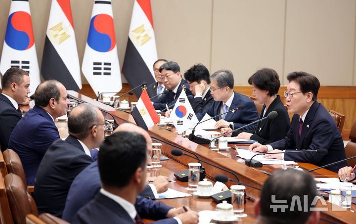 [서울=뉴시스] 김진아 기자 = 이재명 대통령이 8일 청와대에서 열린 압델 파타 알시시 이집트 대통령과의 확대 회담에서 발언하고 있다. 2026.10.08. bluesoda@newsis.com