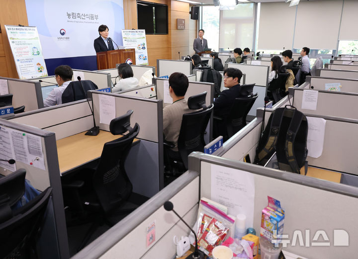 [세종=뉴시스] 배훈식 기자 = 송미령 농림축산식품부 장관이 8일 오전 세종시 정부세종청사에서 농지 전수조사 관련 브리핑을 하고 있다. 2026.10.08. dahora83@newsis.com