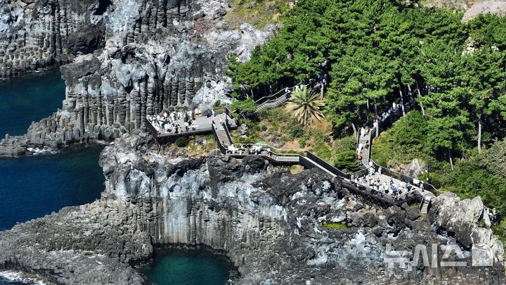 [서귀포=뉴시스] 우장호 기자 = 절기상 '한로'인 8일 오전 제주 서귀포시 중문관광단지 해안가를 찾은 관광객들이 주상절리대를 감상하며 즐거운 시간을 보내고 있다. 2026.10.08. woo1223@newsis.com