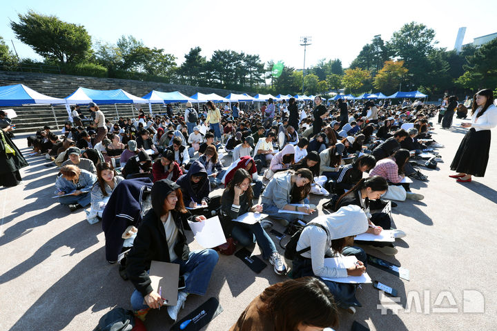 [서울=뉴시스] 전신 기자 = 8일 서울 중구 동국대학교에서 열린 한글날 기념 백일장에 참가한 외국인 유학생들이 '나와 한국어' 주제로 글짓기를 하고 있다. 2026.10.08. photo1006@newsis.com