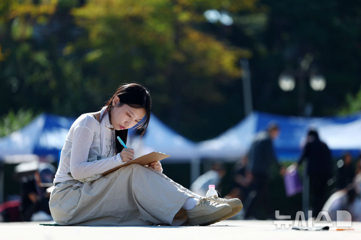 [서울=뉴시스] 전신 기자 = 8일 서울 중구 동국대학교에서 열린 한글날 기념 백일장에 참가한 외국인 유학생들이 '나와 한국어' 주제로 글짓기를 하고 있다. 2026.10.08. photo1006@newsis.com