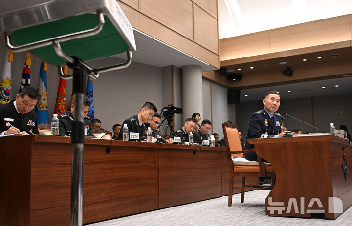 [서울=뉴시스] 국회사진기자단 = 진영승 합동참모의장이 8일 오전 서울 용산구 국방부에서 열린 국회 국방위원회의 합동참모본부에 대한 국정감사에서 의원질의에 답하고 있다. 2026.10.08. photo@newsis.com