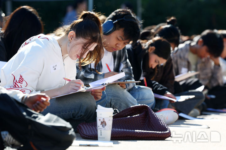 [서울=뉴시스] 전신 기자 = 8일 서울 중구 동국대학교에서 열린 한글날 기념 백일장에 참가한 외국인 유학생들이 예쁜 글씨 쓰기를 하고 있다. 2026.10.08. photo1006@newsis.com
