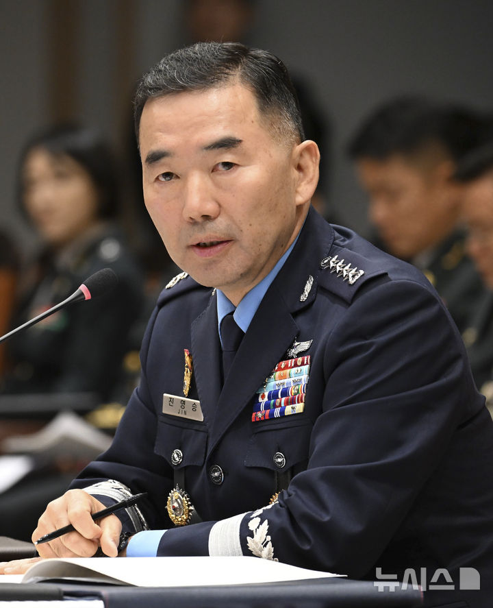 [서울=뉴시스] 국회사진기자단 = 진영승 합참의장이 8일 서울 용산구 국방부에서 열린 국회 국방위원회의 합동참모본부등 국정감사에서 의원의 질의에 답변을 하고 있다. 2026.10.08. photo@newsis.com