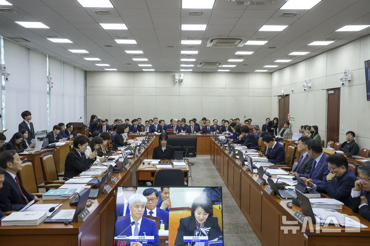 [서울=뉴시스] 정병혁 기자 = 8일 서울 여의도 국회에서 열린 국회 보건복지위원회의 지역 거점 국립대학병원에 대한 국정감사에서 지역 거점 국립대학병원장들이 출석해 있다. 2026.10.08. jhope@newsis.com