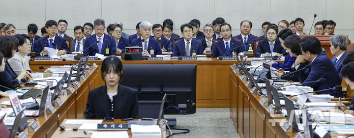 [서울=뉴시스] 정병혁 기자 = 8일 서울 여의도 국회에서 열린 국회 보건복지위원회의 지역 거점 국립대학병원에 대한 국정감사에서 지역 거점 국립대학병원장들이 출석해 있다. 2026.10.08. jhope@newsis.com