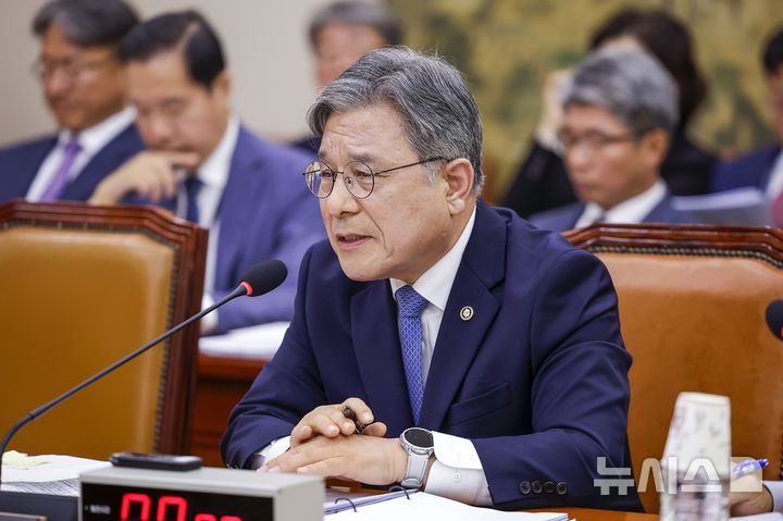 [서울=뉴시스] 정병혁 기자 = 허민 국가유산청장이 8일 서울 여의도 국회에서 열린 국회 문화체육관광위원회의 국가유산청 등에 대한 국정감사에서 의원 질문에 답하고 있다. 2026.10.08. jhope@newsis.com