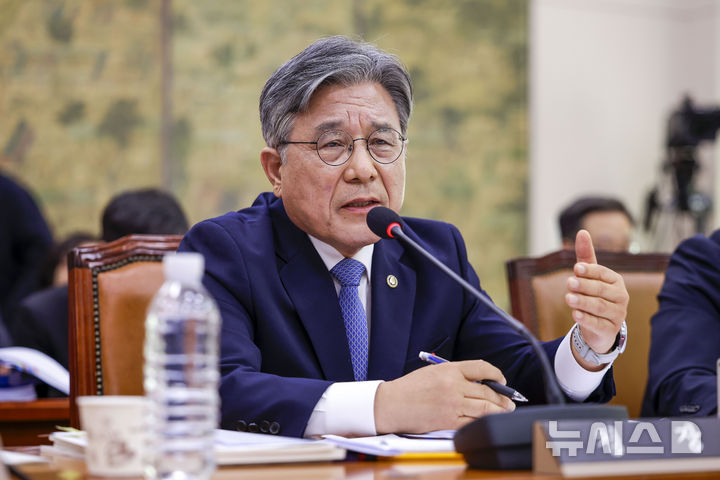 [서울=뉴시스] 정병혁 기자 = 허민 국가유산청장이 8일 서울 여의도 국회에서 열린 국회 문화체육관광위원회의 국가유산청 등에 대한 국정감사에서 의원 질문에 답하고 있다. 2026.10.08. jhope@newsis.com
