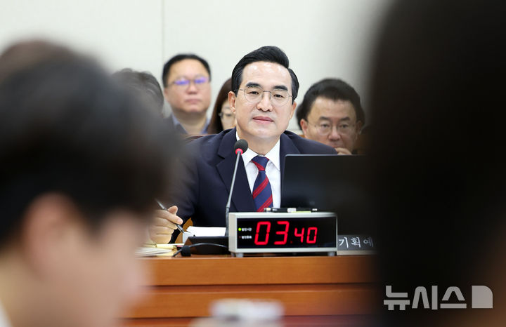 [서울=뉴시스] 최진석 기자 = 박홍근 기획예산처 장관이 8일 여의도 국회에서 열린 재정경제기획위원회의 기획예산처에 대한 국정감사에 출석해 의원 질의를 듣고 있다. 2026.10.08. myjs@newsis.com