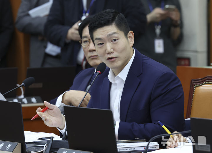 [서울=뉴시스] 김근수 기자 = 김재섭 국민의힘 의원이 8일 서울 여의도 국회에서 열린 정무위원회 국정감사에서 발언하고 있다. 2026.10.08. ks@newsis.com