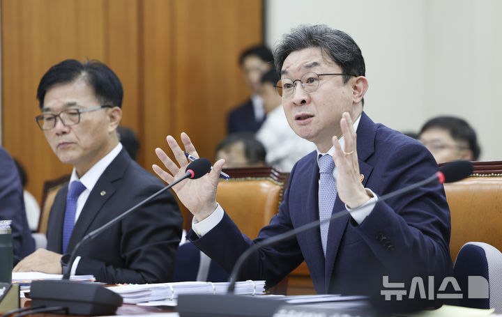 [서울=뉴시스] 김근수 기자 = 이억원 금융위원장이 8일 서울 여의도 국회에서 열린 정무위원회 국정감사에서 질의에 답하고 있다. 2026.10.08. ks@newsis.com