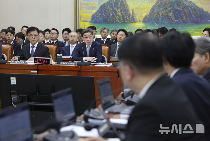 [서울=뉴시스] 김근수 기자 = 이억원 금융위원장이 8일 서울 여의도 국회에서 열린 정무위원회 국정감사에서 질의에 답하고 있다. 2026.10.08. ks@newsis.com
