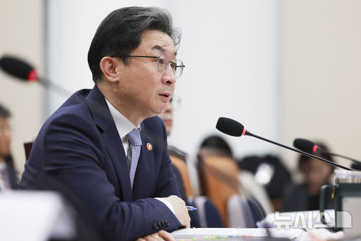 [서울=뉴시스] 김근수 기자 = 이억원 금융위원장이 8일 서울 여의도 국회에서 열린 정무위원회 국정감사에서 질의에 답하고 있다. 2026.10.08. ks@newsis.com