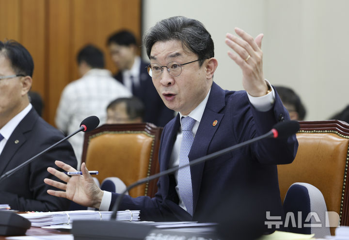 [서울=뉴시스] 김근수 기자 = 이억원 금융위원장이 8일 서울 여의도 국회에서 열린 정무위원회 국정감사에서 질의에 답하고 있다. 2026.10.08. ks@newsis.com