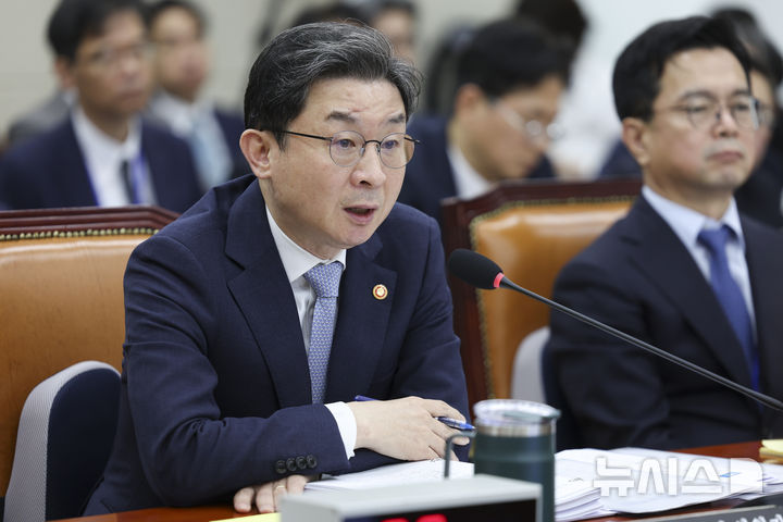 [서울=뉴시스] 김근수 기자 = 이억원 금융위원장이 8일 서울 여의도 국회에서 열린 정무위원회 국정감사에서 질의에 답하고 있다. 2026.10.08. ks@newsis.com