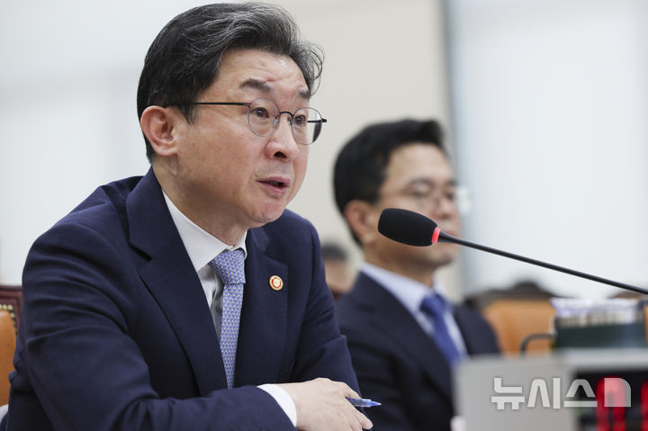 [서울=뉴시스] 김근수 기자 = 이억원 금융위원장이 8일 서울 여의도 국회에서 열린 정무위원회 국정감사에서 질의에 답하고 있다. 2026.10.08. ks@newsis.com