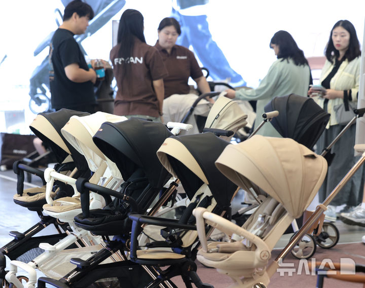 [고양=뉴시스] 전진환 기자 = 지난 8일 경기도 고양시 킨텍스에서 열린 2026 코베 베이비페어 & 유아교육전를 찾은 관람객들이 유모차등을 살펴보고 있다. 2026.10.08. amin2@newsis.com