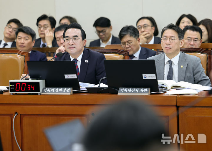[서울=뉴시스] 최진석 기자 = 박홍근 기획예산처 장관과 조용범 차관이 8일 여의도 국회에서 열린 재정경제기획위원회의 기획예산처에 대한 국정감사에 출석해 의원 질의를 듣고 있다. 2026.10.08. myjs@newsis.com