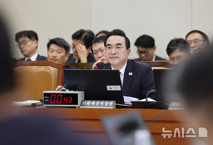 [서울=뉴시스] 최진석 기자 = 박홍근 기획예산처 장관이 8일 여의도 국회에서 열린 재정경제기획위원회의 기획예산처에 대한 국정감사에 출석해 의원 질의를 듣고 있다. 2026.10.08. myjs@newsis.com
