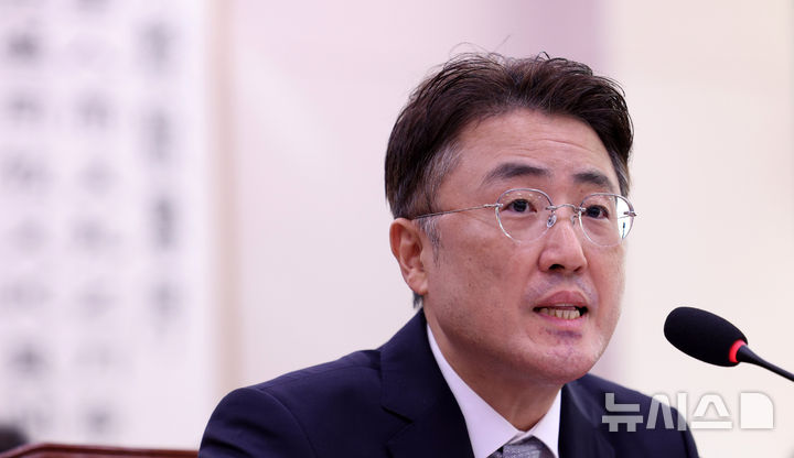 [서울=뉴시스] 고범준 기자 = 이진수 법무부 장관 직무대행(차관)이 8일 서울 여의도 국회에서 열린 법제사법위원회 국정감사(법무부 등)에서 의원 질의에 답변하고 있다. 2026.10.08. bjko@newsis.com