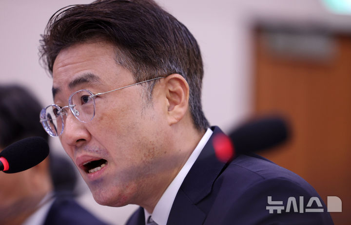 [서울=뉴시스] 고범준 기자 = 이진수 법무부 장관 직무대행(차관)이 8일 서울 여의도 국회에서 열린 법제사법위원회 국정감사(법무부 등)에서 의원 질의에 답변하고 있다. 2026.10.08. bjko@newsis.com