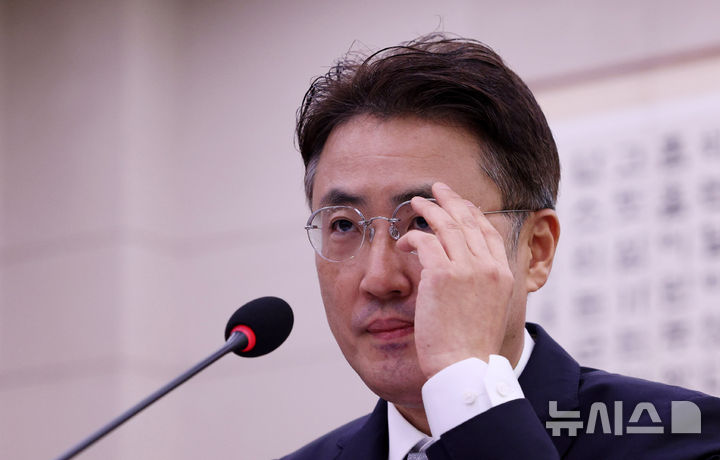 [서울=뉴시스] 고범준 기자 = 이진수 법무부 장관 직무대행(차관)이 8일 서울 여의도 국회에서 열린 법제사법위원회 국정감사(법무부 등)에서 안경을 고쳐쓰고 있다. 2026.10.08. bjko@newsis.com