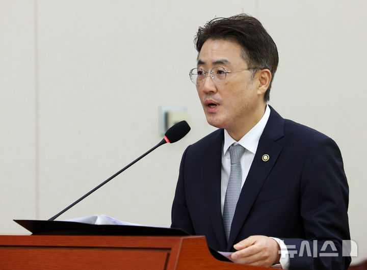 [서울=뉴시스] 고범준 기자 = 이진수 법무부 장관 직무대행(차관)이 8일 서울 여의도 국회에서 열린 법제사법위원회 국정감사(법무부 등)에서 업무보고를 하고 있다. 2026.10.08. bjko@newsis.com