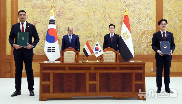 [서울=뉴시스] 김진아 기자 = 김정관 산업통상부 장관과 칼레드 하셈 이집트 산업부 장관이 8일 청와대에서 이재명 대통령과 압델 파타 알시시 이집트 대통령이 임석한 가운데 조선 협력에 관한 MOU를 체결한 뒤 기념촬영 하고 있다. 2026.10.08. bluesoda@newsis.com