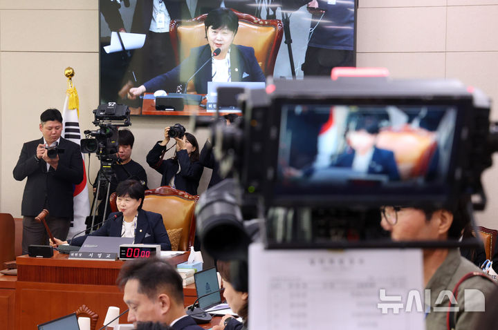 [서울=뉴시스] 고범준 기자 = 법제사법위원장인 서영교 더불어민주당 의원이 8일 서울 여의도 국회에서 열린 법제사법위원회 국정감사(법무부 등)에서 의사봉을 두드리고 있다. 2026.10.08. bjko@newsis.com