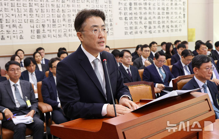 [서울=뉴시스] 고범준 기자 = 이진수 법무부 장관 직무대행(차관)이 8일 서울 여의도 국회에서 열린 법제사법위원회 국정감사(법무부 등)에서 업무보고를 하고 있다. 2026.10.08. bjko@newsis.com