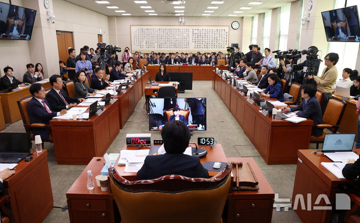 [서울=뉴시스] 고범준 기자 = 법제사법위원장인 서영교 더불어민주당 의원이 8일 서울 여의도 국회에서 열린 법제사법위원회 국정감사(법무부 등)에서 발언하고 있다. 2026.10.08. bjko@newsis.com