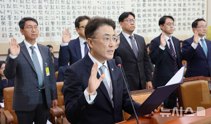 [서울=뉴시스] 고범준 기자 = 이진수 법무부 장관 직무대행(차관)이 8일 서울 여의도 국회에서 열린 법제사법위원회 국정감사(법무부 등)에서 선서를 하고 있다. 2026.10.08. bjko@newsis.com