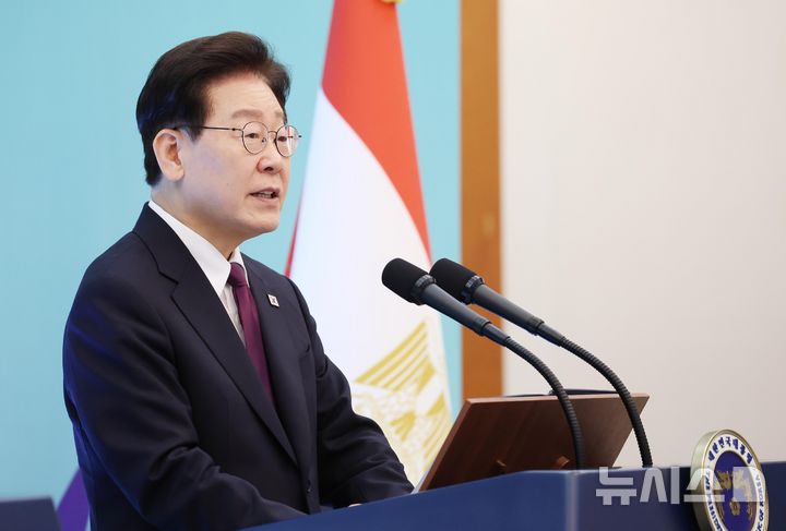 [서울=뉴시스] 김진아 기자 = 이재명 대통령이 8일 청와대에서 열린 압델 파타 알시시 이집트 대통령과의 공동언론발표에서 발언하고 있다. 2026.10.08. bluesoda@newsis.com