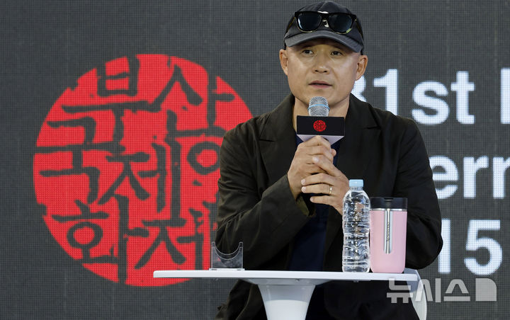 [부산=뉴시스] 김혜진 기자 = 송일곤 감독이 8일 부산 해운대구 영화의전당 야외무대에서 열린 제31회 부산국제영화제 '여전히 찬란하게' 야외무대인사에서 인사말을 하고 있다. 2026.10.08. jini@newsis.com