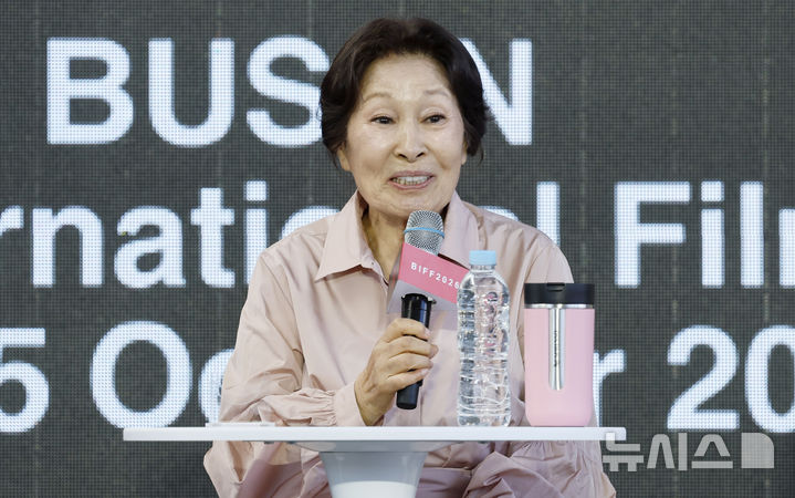 [부산=뉴시스] 김혜진 기자 = 배우 김혜자가 8일 부산 해운대구 영화의전당 야외무대에서 열린 제31회 부산국제영화제 '여전히 찬란하게' 야외무대인사에서 인사말을 하고 있다. 2026.10.08. jini@newsis.com