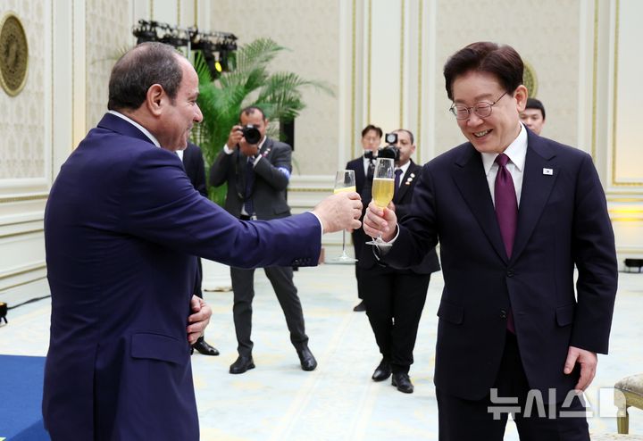 [서울=뉴시스] 김진아 기자 = 이재명 대통령과 압델 파타 알시시 이집트 대통령이 8일 청와대에서 열린 국빈 오찬에서 건배를 하고 있다. 2026.10.08. bluesoda@newsis.com