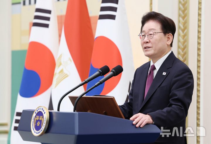 [서울=뉴시스] 김진아 기자 = 이재명 대통령이 8일 청와대에서 열린 압델 파타 알시시 이집트 대통령과의 국빈 오찬에서 오찬사를 하고 있다. 2026.10.08. bluesoda@newsis.com