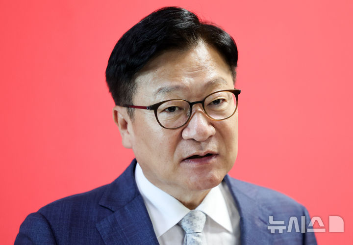 [서울=뉴시스] 최진석 기자 = 정점식 국민의힘 원내대표가 8일 여의도 국회에서 국정감사 현안 관련 백브리핑을 하고 있다. 2026.10.08. myjs@newsis.com