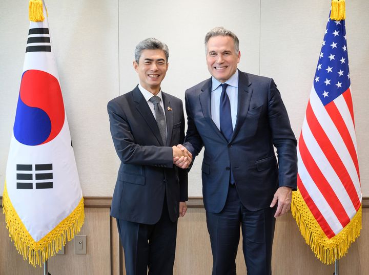 [서울=뉴시스] 강신철 국방부 장관이 8일 서울 용산구 국방부에서 데이브 맥코미 미 상원의원을 만나 악수하고 있다. (사진=국방부 제공) 2026.10.08. photo@newsis.com *재판매 및 DB 금지