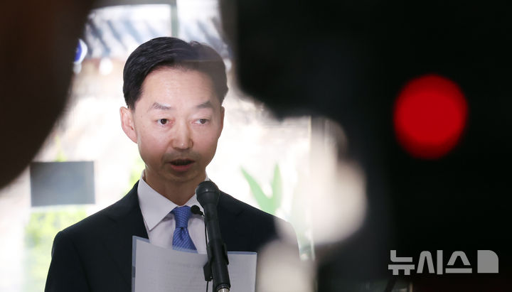 [서울=뉴시스] 박영태 기자 = 김지용 중대범죄수사청장 후보자가 8일 오후 서울 종로구 정부서울청사 창성동 별관에 들어서며 후보자 입장 표명을 하고 있다. 2026.10.08. since1999@newsis.com