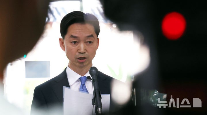 [서울=뉴시스] 박영태 기자 = 김지용 중대범죄수사청장 후보자가 지난 8일 오후 서울 종로구 정부서울청사 창성동 별관에 들어서며 후보자 입장 표명을 하고 있다. 2026.10.12. since1999@newsis.com