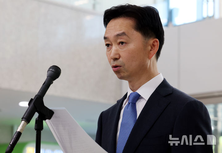 [서울=뉴시스] 박영태 기자 = 김지용 중대범죄수사청장 후보자가 8일 오후 서울 종로구 정부서울청사 창성동 별관에 들어서며 후보자 입장 표명을 하고 있다. 2026.10.08. since1999@newsis.com