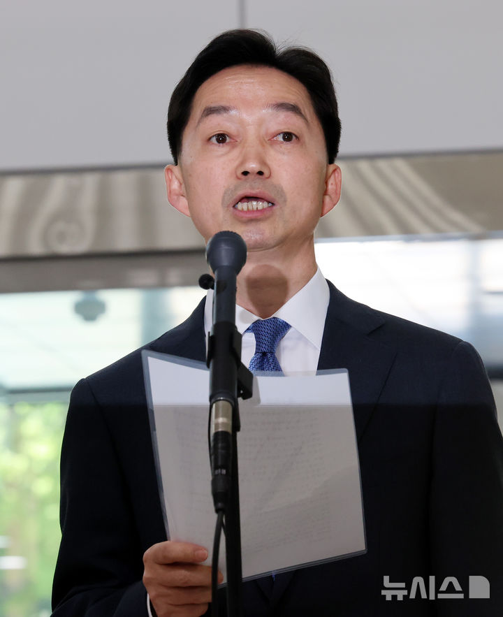[서울=뉴시스] 박영태 기자 = 김지용 중대범죄수사청장 후보자가 8일 오후 서울 종로구 정부서울청사 창성동 별관에 들어서며 후보자 입장 표명을 하고 있다. 2026.10.08. since1999@newsis.com